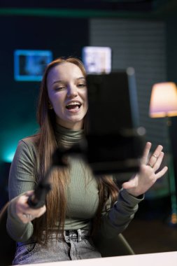 Gülümseyen genç, cep telefonuyla selfie çekiyor. Seyirciler için film içeriğine yapışıyor. Z jenerasyonu konuları hakkında konuşmaktan heyecan duyuyor. İçerik oluşturucu cep telefonu kamerasıyla internet kanalı için vlog kaydediyor