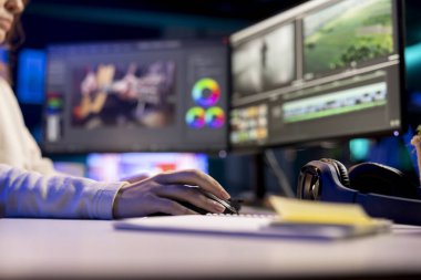 Video düzenleyici, özel yazılım uygulamaları kullanılarak video montajı yaparken kullanılacak anahtar çerçeveleri seçiyor. Freelancer bilgisayardaki kurgu araçlarını kullanarak film projesinin görüntülerini kesip kapatıyor.