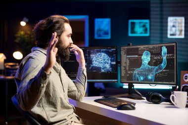 Mühendis, yapay zeka tarafından kafası karışmış süper zeki olmuş, insanımsı form kazanmış, isteksizce el sallamış. Bilgi işlem çalışanı, yapay zekanın kendisini selamlamasıyla şaşkına döndü.