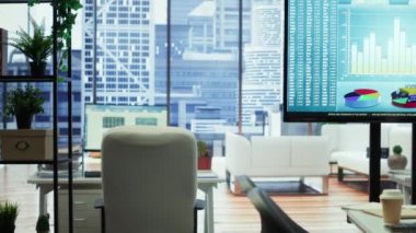 Gelişmiş teknolojiye sahip boş lüks ofis alanı üretkenliği artırır, çalışanların mali stratejiler, performans ölçümleri ve küresel girişim hedeflerine odaklanmasına yardımcı olur.