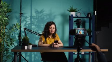 Üzgün kadın, sevgilisinden gelen ayrılık mesajlarına tepki gösteren video kaseti kaydediyor. Sinir bozucu, evde izleyen genç hayranlar için partnerle ilişkiyle ilgili kötü haberleri paylaşıyor, kamera B