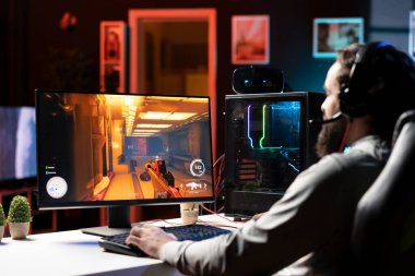 Kulaklık takan profesyonel bir oyuncu çok oyunculu video oyununda rekabet ediyor ve düşmanlarını fütüristik silahla vuruyor. Arkadaşlarıyla internet oyunu oynamak için oyun bilgisayarı ve kulaklık mikrofonu kullanan bir adam