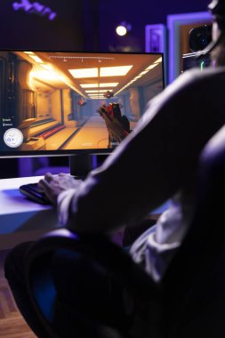 Stresli adam evde video oyunları oynuyor, rakiplerine yetişmeye çalışıyor, klavye tuşlarına spam atıyor. Esnaf turnuvasına katılan gergin oyuncu, düşmanlarını yenmek için mücadele ediyor.