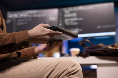 Görüntü bulanık arkaplanda bilgisayar monitörlerine Java programlama dilinde programlar yazmak için ev açma dizüstü bilgisayarından çalışan teleworking yazılım geliştiricisine odaklan, görüntüyü kapat
