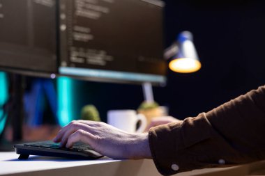 Serbest çalışan bilgisayar teknisyenleri şirket ağını devre dışı ve beklenmedik sistem arızalarından koruyor. Klavyede yazma, veri güvenliğini arttırma, kapatma