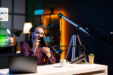 Entertainer, markalı sponsorluk videosundan cep telefonunu sunar, özellikleri yakından analiz eder. İçerik yaratıcısı teknoloji meraklıları için akıllı telefonu inceliyor, kamerayı denetliyor