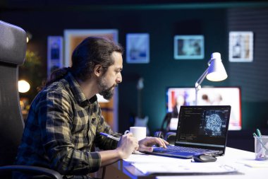 Yapay zeka için erkek programcı ve dijital dizüstü bilgisayarda öğrenen makine. Sakallı adam bilgisayarındaki bilgilerle karşılaştırırken elektronik cihazındaki sinirsel ağa ve veritabanına bakıyor..