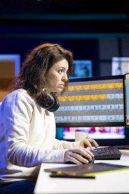 Daire stüdyosunda dijital portföy sergilenen fotoşoplar üzerinde çalışan serbest çalışan biri. Yazılım arayüzü rötuşlaması kullanarak en iyi fotoğrafları seçen fotoğraf editörü