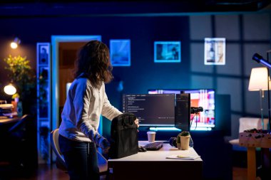 Programcı sırt çantasını kapatıyor, şirket verilerini çalmaya çalışan siber suçluların trafiğini filtreledikten sonra ofisten ayrılıyor. Kötü amaçlı yazılımı önledikten sonra kadın vardiyasını tamamladı