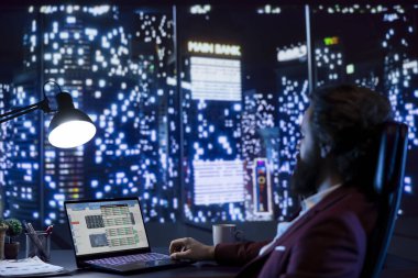 Zengin beyefendi iş performansını arttırmak için veri ölçümlerini inceliyor, yeni şirket fonlarını kullanarak bir kalkınma planı hazırlıyor. Şirketin gelirini ve gökdelen manzarasını arttırmayı hedefleyen kendinden emin CEO..