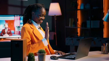 Afrikalı Amerikalı öğrenci akademik web bağlantı platformlarını kullanarak online sınıf video konferansında profesörler ve sınıf arkadaşlarıyla iletişim kuruyor. Webinar kolej dersine katılan bir kız. Kamera A.