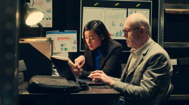 Dedektifler arşiv kanıtları ve tanık ifadelerine dayanarak olay yerini yeniden canlandırıyor. Gerçek zamanlı olayları görmek için bir zaman çizelgesi oluşturuyorlar. Ajan ekibi arşivde federal soruşturma üzerinde çalışıyor. Kamera A.