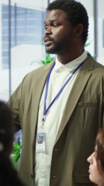 Vertical Video Business profesyonel personeli, stratejik hedeflerin sağlanması için proje geliştirme sürecini, detaylı raporları ve etkileşimli kuruldaki istatistikleri gözden geçirmek üzere bir araya geldi. Çeşitli çalışma ekipleri içeri