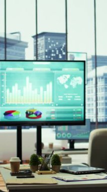 Ayrıntılı bilgi içeren bir bilgisayarı olan dikey Video Sleek kurumsal ofisi, çok uluslu bir şirkette yürütme iş toplantıları veya finansal planlama ve proje geliştirme için mükemmel