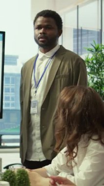 Vertical Video Business profesyonel personeli, stratejik hedeflerin sağlanması için proje geliştirme sürecini, detaylı raporları ve etkileşimli kuruldaki istatistikleri gözden geçirmek üzere bir araya geldi. Çeşitli çalışma ekipleri içeri