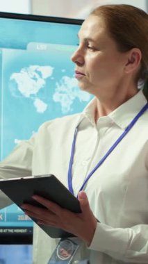 Proje geliştirme planlarını tartışan, bilgilendirilmiş kararlar almak ve iş akışını artırmak için büyük verileri ve gelişmiş analizleri kullanan iş ortaklarından oluşan dikey video grubu. Çok uluslu şirket.