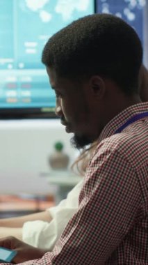 Proje yönetimi görevlerinde işbirliği yapan, kaynak tahsisini optimize etmek ve girişim hedeflerini güvence altına almak için akıllı teknoloji ve detaylı analizler kullanan dikey video çeşitliliği çalışma ekibi. Kamera A