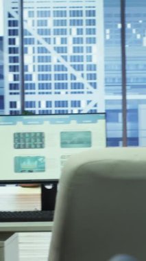 Finansal verileri gösteren bir bilgisayarla dikey Video Boş toplantı odası kurulumu, başarılı bir iş projesi için etkili bir iletişim ve strateji geliştirmesini kolaylaştırır. Performans hedefleri.