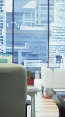 İleri teknolojiye sahip dikey video boş ofis alanı üretkenliği artırır, çalışanların mali stratejiler, performans ölçümleri ve küresel işletme hedeflerine odaklanmasına yardımcı olur.