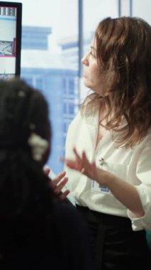 Vertical Video İcra Kurulu üyeleri, proje başarısı ve gelişimi için uzaktan brifing toplantısına katılarak hissedarlarla çevrimiçi video görüşmesi yapıyorlar. Organizasyon analizi. Kamera.