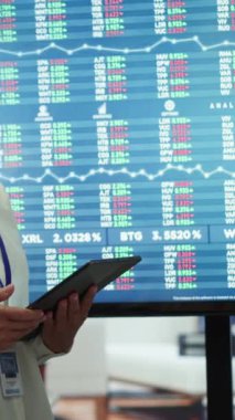 Dikey Video Çeşitliliği çalışanları, yenilikçi fikirler üretmek, pazar verilerini analiz etmek ve iş performansını artırmak için stratejik planlar geliştirmek üzere bir toplantı odasında toplandılar. Atılgan brifing toplantısı