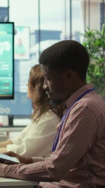 Proje yönetimi görevlerinde işbirliği yapan, kaynak tahsisini optimize etmek ve girişim hedeflerini güvence altına almak için akıllı teknoloji ve detaylı analizler kullanan dikey video çeşitliliği çalışma ekibi. Kamera B