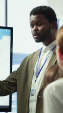 Çeşitli pazarlama ekibi son kampanyaların ayrıntılı bir raporunu sunarak, gelecekteki stratejileri optimize etmek ve ROI 'yi geliştirmek için bilgi grafikleri ve dijital pazarlama anlayışlarından yararlanıyor. Kamera A.