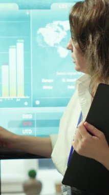 İş arkadaşlarından oluşan dikey Video Ekibi, gelecekteki gelişmeler için eski projeler, ortak çalışma alanı toplantı odasında pazarlama stratejileri geliştirme çalışmalarına başladı. Başlangıç organizasyonu planlaması