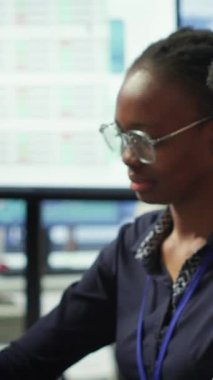 Bir tablet üzerinde istatistik ve bilgi grafiklerini inceleyen iş ortaklarından oluşan dikey video ekibi, girişim gelişimi için anlayış toplamaya çalışıyor. Çalışanlar toplantıda yasal değişiklikleri tartışıyor