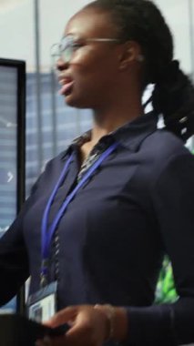 Şirket analistlerinden oluşan dikey video ekibi, satışların gelecekteki gelişmeler üzerinde çalışmak, pazarlama ve halkla ilişkiler stratejileri geliştirmek için geri bildirimlerini toplantı odasında değerlendiriyor. Girişim girişimciliği. Kamera A.