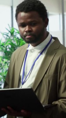 Bir kurumsal brifing toplantısında fikirleri paylaşan düşey video iş ortakları, ayrıntılı proje raporlarını sunmak ve kilit performans göstergeleri üzerinde hizalamak için etkileşimli panolardan yararlanıyor ve