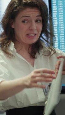 Proje geliştirme planlarını, büyük verileri ve bilinçli kararlar almak ve iş akışı verimliliğini artırmak için gelişmiş analizleri tartışan iş ortaklarından oluşan dikey video grubu. Çok uluslu şirket.