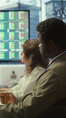 Vertical Video CEO 'su aylık istatistikleri sunmak, ekonomik tahminleri gözden geçirmek ve girişim çözümlerini tartışmak için bir şirket brifingi toplantısına liderlik ediyor. Personel stratejik öncelikleri belirliyor