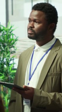 Dikey Video Yönetim Kurulu Başkanı ve Yönetim Ekibi proje brifingi için toplantı odasında toplanıyor, girişim çözümlerine odaklanıyor ve şirketlerin stratejik hedefleriyle uyumlu hale geliyor. Bütçe planları tartışılıyor