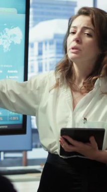 Vertical Video Advisory yönetim kurulu üyeleri, çok uluslu şirketin genişleme hedeflerini güvence altına almak amacıyla gelecekteki kalkınma planını oluşturmak üzere yönetim kurulunda toplanıyorlar. Bilgili kararlar almak için büyük veri içgörüleri