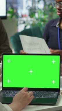 Dikey Video Yatırımcıları grubu, potansiyel iş genişletme planlarını tartışmak üzere kroma anahtar ekranı ile bir toplantıda bir araya geldiler. Başka bir yatırım ve şirket brifingi için raporları inceliyorum.