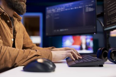 Apartman müteahhidi istenmeyen arızaları önlemek için DDoS saldırılarının sunucularını güvence altına alıyor. Gelişmiş güvenlik duvarları oluşturmak için uzman yazma kodu verileri potansiyel tehditlerden korumak için, yakın çekim