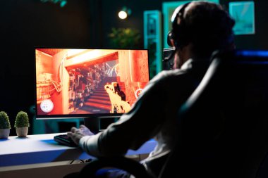 Oyuncu takım arkadaşlarıyla strateji oluşturarak rekabetçi esport turnuvaları düzenliyor ve zafere ulaşmak için en iyi yolu öneriyor. Arkadaşlarla çok oyunculu video oyunu taktiklerini tartışan oyuncu