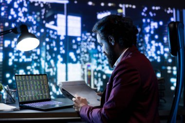 Finansman elde etmek için uluslararası kayıtları takip eden uzman analist, borsa takası için yeni yatırımlar yaparak sermaye riskini göze alıyor. İş adamı müdürü mesai saatlerinden sonra yatırım fonu karına bakıyor..