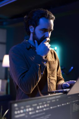 Düşünceli adam Java programlama dilinde bilgisayar kullanarak yazılım geliştiriyor, inceliyor. Dairede dolaşan düşünceli programcı kodlama sorunlarını nasıl çözeceğini düşünüyor