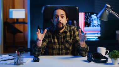 İnternetten arkadaşlarıyla uzaktan telekonferans toplantısında olan endişeli bir adamın POV 'u, kötü haberleri duymak, onu teselli etmek. Evdeki çevrimiçi video oturumunda üzgün bir arkadaşla konuşan endişeli kişi
