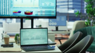 Profesyonel bir yönetim kurulunda, bilgisayar ekranında iş verileri ve istatistikler gösterilerek strateji planlamasında yöneticilere yardım ediliyor. İş akışı optimizasyonu için toplantı için boş ofis alanı.