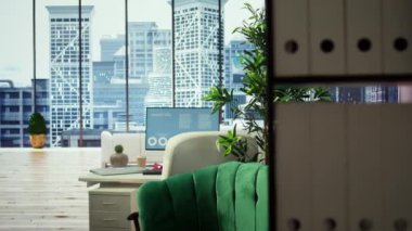 Gelişmiş teknolojiye sahip boş modern ofis kurulumu üretkenliği artırarak, profesyonellerin mali stratejiler, performans ölçümleri ve küresel iş hedeflerine odaklanmasına yardımcı oluyor.
