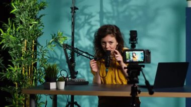 İçerik yaratıcı hayranlar için ASMR tipi bir video hazırlıyor, profesyonel kamerayla kaydediliyor. Online şov sunucusu gelişmiş mikrofon ve çekim ekipmanları kullanarak rahatlatıcı video, kamera A oluşturur.