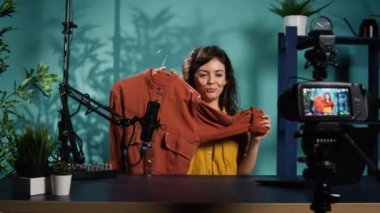Moda içeriğini profesyonel kamera kullanarak filme çeken nüfuzlu kişi son zamanlarda aldığı ceketi gösteriyor. Moda dünyası vlog yapıyor, izleyicilere yeni kıyafet alımı sunuyor, kamera B