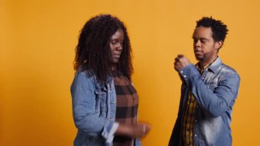 Neşeli, pozitif evli çift stüdyoda taş kağıt makas oynuyorlar, çocuk aktivitesi ve yarışmasıyla eğleniyorlar. Bir karar vermeye çalışan neşeli bir adam ve kadın. Kamera B.