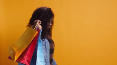 Karısı alışveriş poşetlerinde bir sürü kıyafet aldıktan sonra endişeli Afrikalı Amerikalı koca para harcamaktan endişeleniyor. Genç bayan indirimli bir şeyler almaktan memnun. Kamera B.