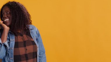 Alışveriş torbaları olan Afro-Amerikalı bir kadın kocasıyla takip ediliyordu. Stüdyodan kıyafet alıyordu. Endişeli sinirli adam para harcamak için endişeli hissediyor. Kamera A.