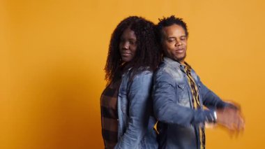 Kızgın bir çift tartışırken ve birbirlerine bağırırken, evlilik sorunları ve yanlış anlaşılmalarla uğraşırken. Sinirli bir adam ve kadın kavga ediyor. Kamera B.