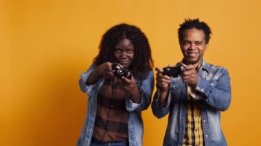 Afrikalı Amerikalı bir adam internet üzerinden video oyunları turnuvasında karısını dövüyor. Stüdyoda sevgilisiyle eğleniyor. Kadın oyunu kaybettikten sonra sinirleniyor. Kamera B.